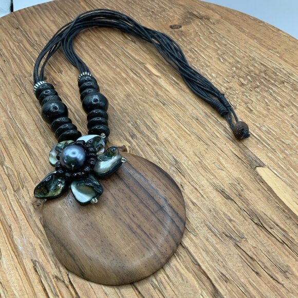 Black Shell Flower Faux Pearl Accent Boho Large Circle Pendant Beaded Necklace - Picture 2 of 7